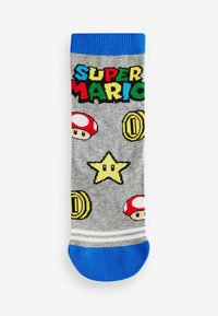 Graue Socken mit dem Aufdruck "SUPER MARIO", verziert mit roten Pilzen, gelben Sternen und Münzmuster, akzentuiert durch einen blauen Bund und weiße Streifen.