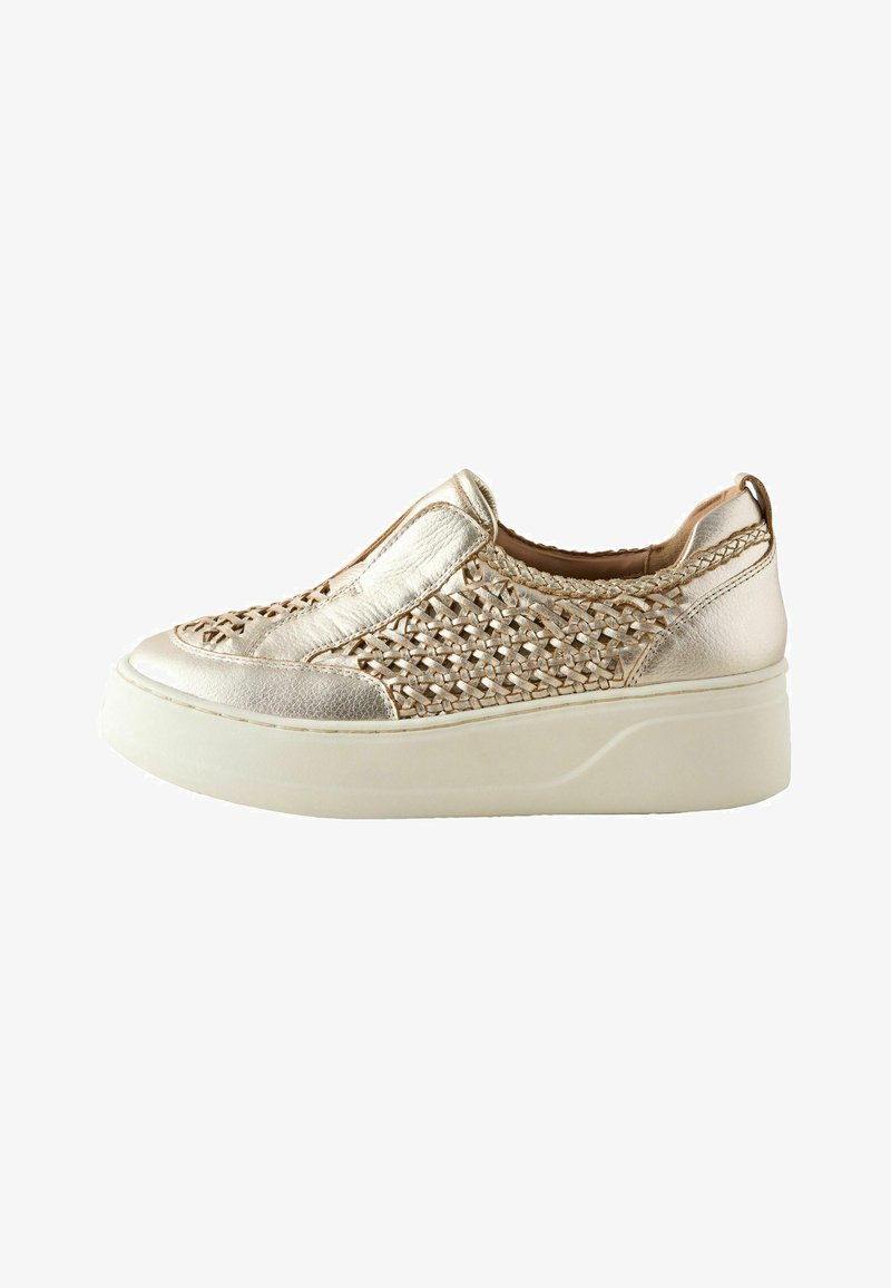 Baskets slip-on dorées métalliques avec côtés en cuir tressé et épaisse semelle plateforme blanche, vue de côté sur fond blanc.