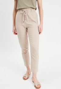 Cache Cache FLIESSENDE  - Pantalon classique - sable