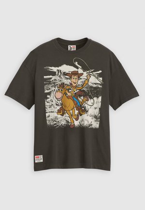 Camiseta de algodón negra con un diseño gráfico de un vaquero de dibujos animados montando un caballo marrón con un lazo, situado en un paisaje del oeste.