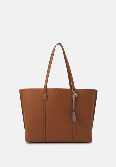 Sac tote en cuir marron avec une forme structurée, double anses et une sangle d'accent contrastante. Présente un logo discrètement embossé sur le devant.