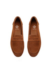 Bruine suède loafers met een licht afgeronde neus en een horizontale banddetails over de voorkant. Vochtig interieur met logoafdruk.