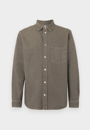 Dolga rjava srajca s gumbi, ovratnikom in eno prsno žep, razstavljena na beli podlagi.