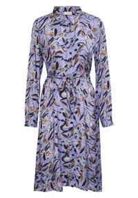 Langärmliges Kleid aus lila Stoff mit einem floralen Muster, das Blätter in Beige, Schwarz und Lavendel zeigt, mit Knopfleiste und Taillengürtel.