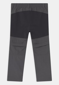 Grijze outdoorbroek met een kleurblokontwerp met donkergrijze panelen, een elastische tailleband en functionele zakken voor opslag.