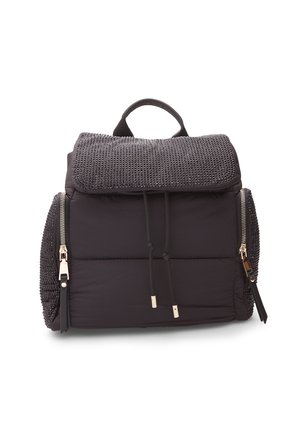 Mochila negra acolchada con parte superior de malla, dos cremalleras laterales y un cordón frontal. Presenta herrajes en tono dorado y un diseño texturizado.