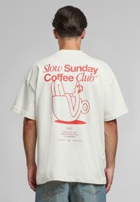 Another Cotton Lab - SLOW SUNDAY COFFE - Marškinėliai su spaudiniu - white Miniatiūros vaizdas 1