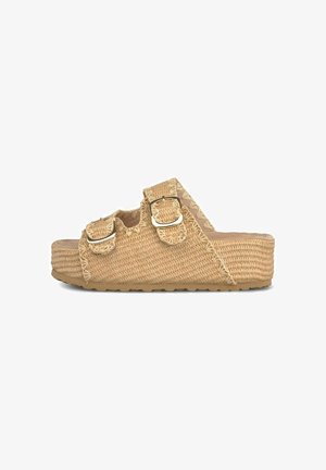 Sandali piattaforma intrecciati in beige con doppie cinghie a fibbia. Superficie testurizzata con dettagli cuciti e suola in gomma per una migliore trazione.