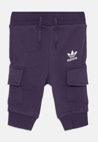 Vijolične otroške cargo hlače s športnim krojem, z rebrastimi manšetami, pasom z vrvico, stranskimi žepi in belim logotipom Adidas na desnem stegnu.