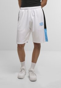 Pantaloni sportivi bianchi con accenti neri e blu chiaro, vita elastica, tasche laterali e logo "ECKO" in blu sulla gamba sinistra.