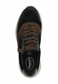 Sneaker neri e marroni con un mix di suede e pelle, con lacci sulla parte frontale, dettagli con cerniera e una soletta interna imbottita.