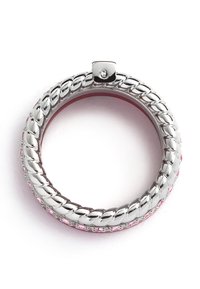 Brazalete de plata con un diseño trenzado, que presenta acentos rosas y una forma circular. El broche incluye un pequeño adorno transparente.
