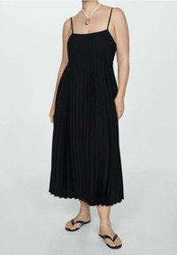 Schwarzes, plissiertes Maxikleid mit dünnen Trägern, taillierter Oberteil und verstellbarem Band in der Taille. Glatter Stoff mit fließender Silhouette.