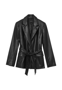 Blazer en faux cuir noir avec un col cranté, fermeture à bouton sur le devant, ceinture à la taille et silhouette ajustée. Texture lisse et design structuré.