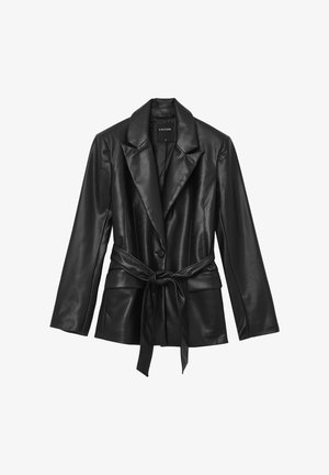 Blazer en faux cuir noir avec un col cranté, fermeture à bouton sur le devant, ceinture à la taille et silhouette ajustée. Texture lisse et design structuré.