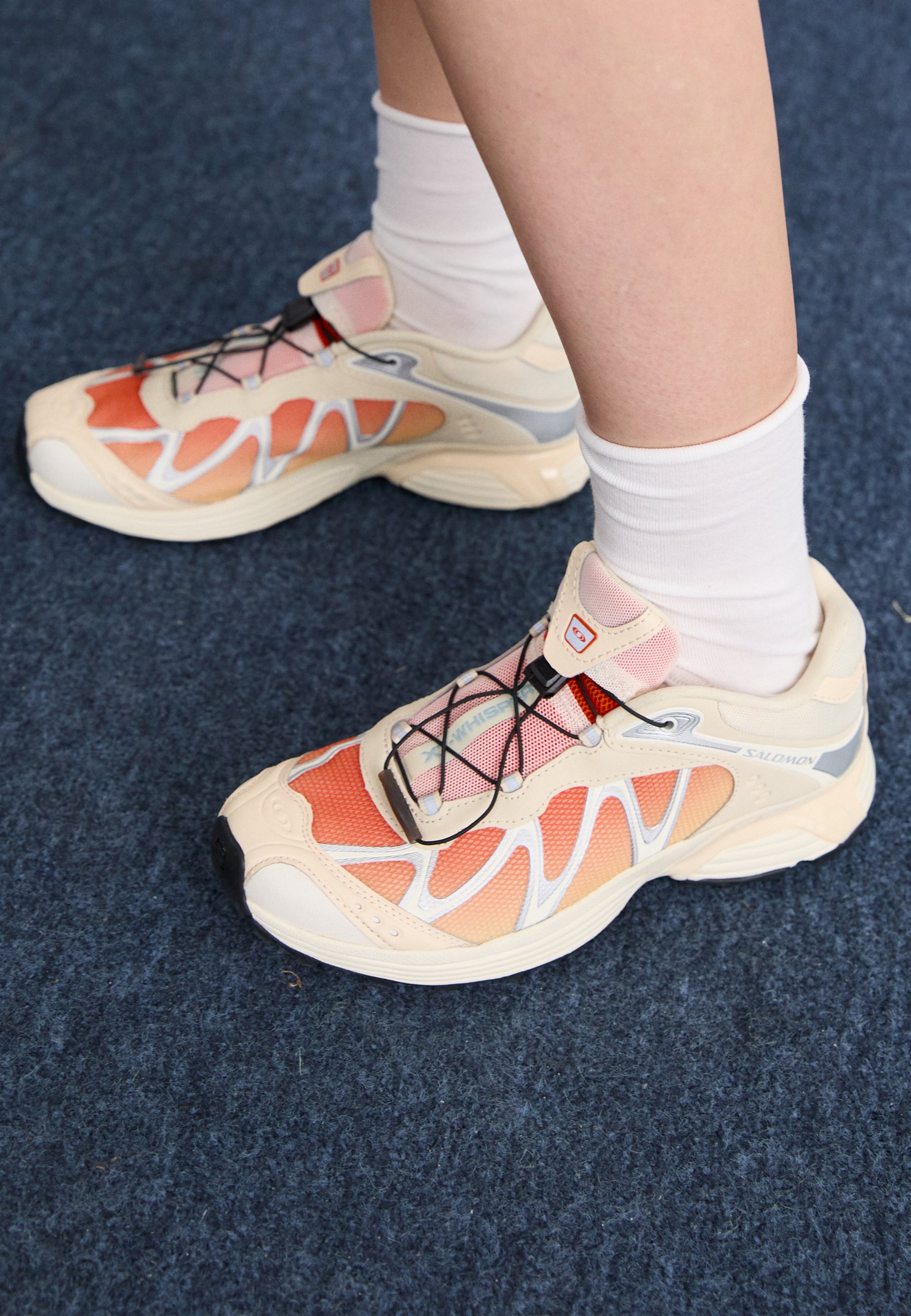 SALOMON オレンジ　XT-WHISPER SALOMON XT-WHISPER メッシュ スニーカー ラバートリム