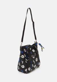 Schwarze Tasche mit weißen und blauen Blumenmustern, aus Stoffmaterial, verstellbarem Tragegurt und Reißverschlusstasche an der Vorderseite für Stauraum.