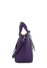 Paarse leren handtas met een gestructureerde afwerking, voorzien van een zijzak en een kleurrijk patroon sjaal die aan de hengsel is bevestigd.