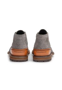 Stivali ankle in pelle con tomaia in tessuto grigio a fantasia e dettagli in pelle marrone sul tacco, dotati di suola in gomma per una buona aderenza.