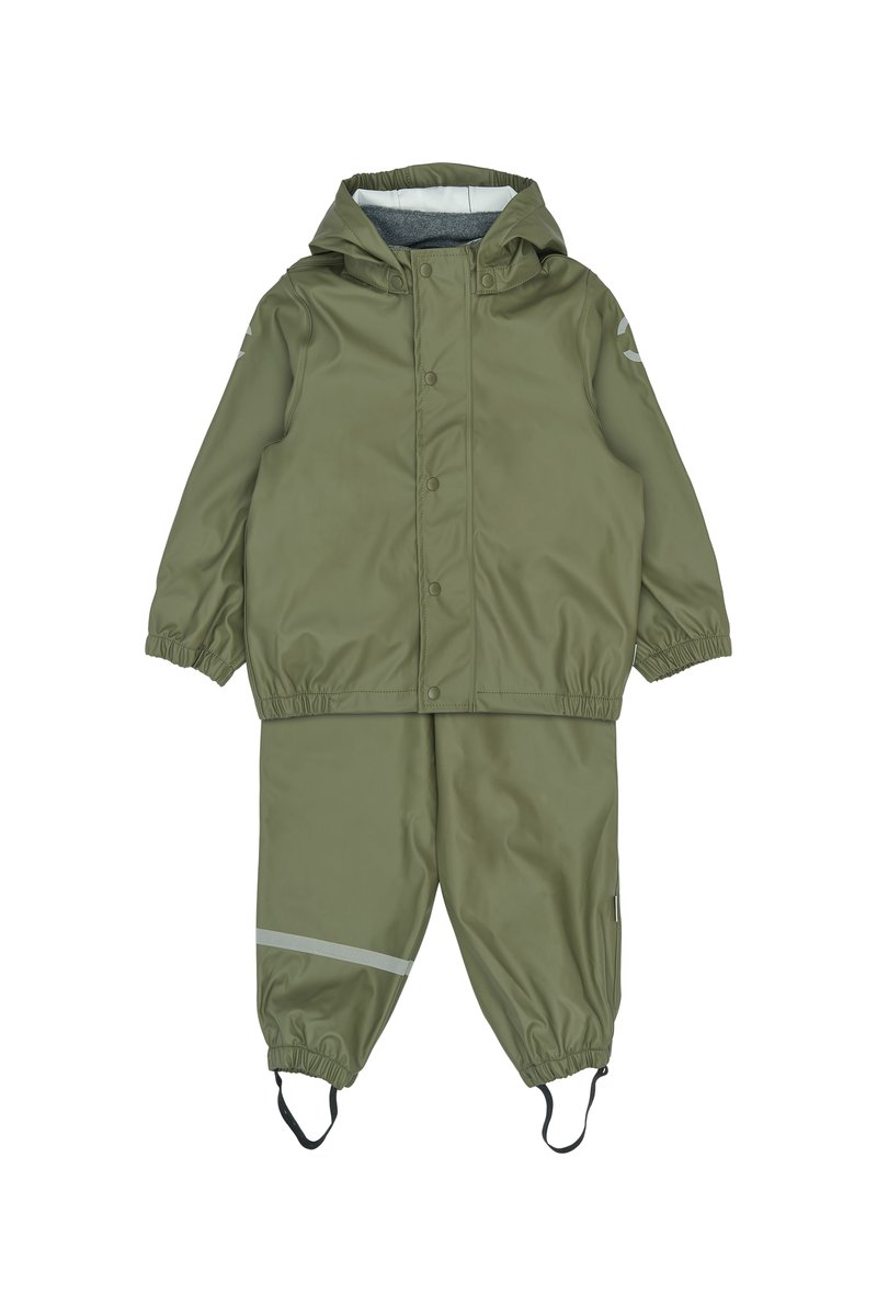 Olivgrüne wasserdichte Regenjacke mit passender Hose, ausgestattet mit elastischen Bündchen, Druckknöpfen und reflektierenden Akzenten an den Beinen.