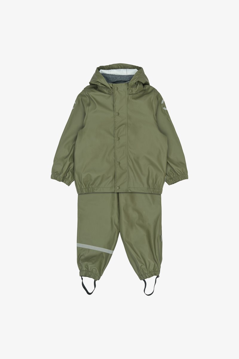 Olivgrüne wasserdichte Regenjacke mit passender Hose, ausgestattet mit elastischen Bündchen, Druckknöpfen und reflektierenden Akzenten an den Beinen.