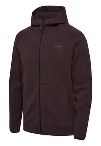 Bordeaux kleurige zip-up hoodie gemaakt van zachte stof, met een hoge kraag, vo zakken aan de voorkant en een subtiel logo op de borst.