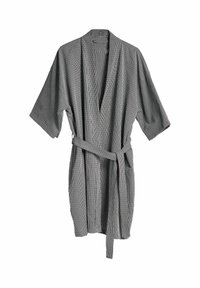 Pruhovaný čierno-biely župan s krátkymi rukávmi, výstrihom do V a zodpovedajúcim opaskom. Vyrobený z textúrovaného materiálu, so zvislými pruhmi po celom povrchu.