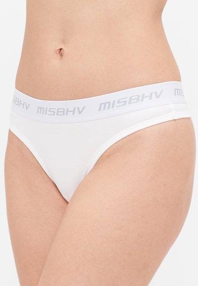 Culotte blanche en coton avec une ceinture élastique douce arborant "MISBHV" en texte gris clair. Design simple avec peu de détails.