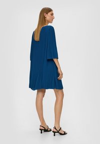 s.Oliver BLACK LABEL MIT PLISSEEFALTEN - Jurk - petrol