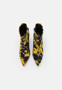 Norādītas pirkstu ankle zābaciņas, kas izgatavotas no melnas auduma, ar dzeltenu baroka rakstu, ar rāvējslēdzēja aizdari un gludu tekstūru ar dekoratīviem akcentiem.