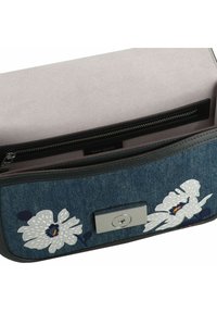 Borsa a tracolla in denim con ricami floreali bianchi e blu navy, chiusura in metallo argentato, interno texturizzato grigio e tasca con zip.