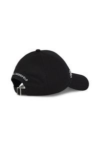 Baseball cap negru cu o vizieră curbă, textură din material, curea ajustabilă și logo brodat pe spate.