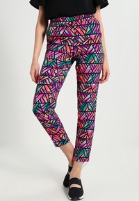 Barevné legíny s geometrickým vzorem v růžové, oranžové a tyrkysové barvě na černém pozadí. Elastický pás a zúžený střih nohavic.