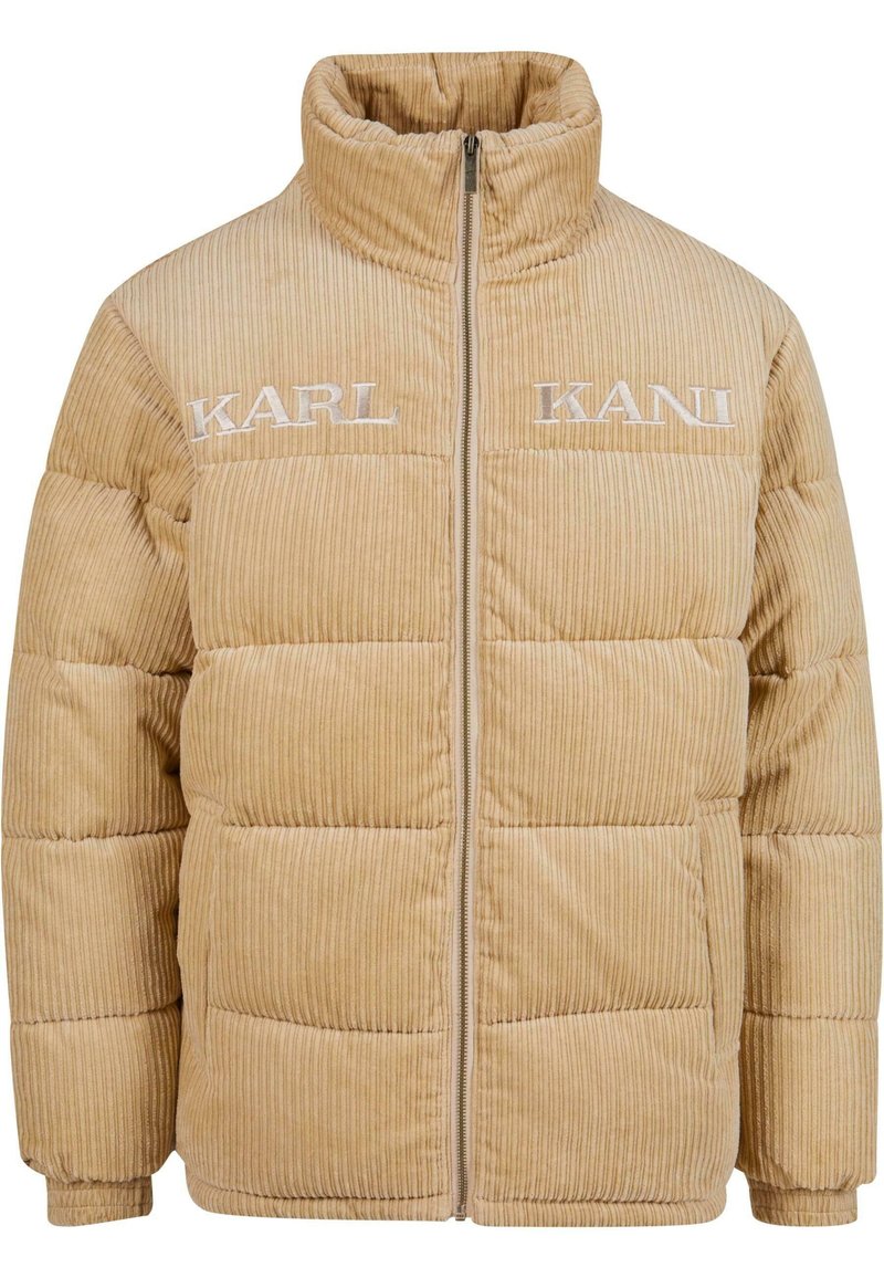 Chaqueta acolchada de pana beige con cuello alto, cierre con cremallera y bordado de la palabra "KARL". Presenta una textura acolchada y un diseño acanalado.