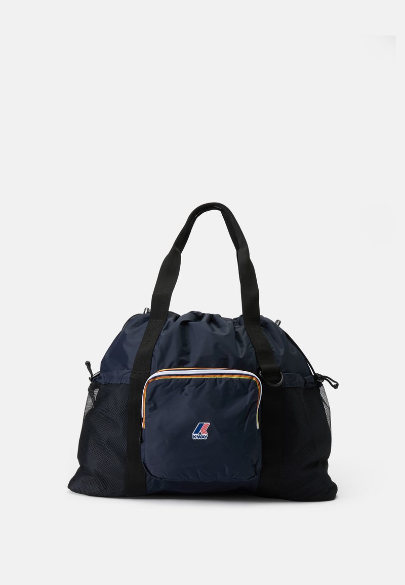 Marineblå nylon treningsveske med svarte mesh-side lommer, justerbare svarte stropper og en frontlomme med glidelås med flerfarget piping og logo.