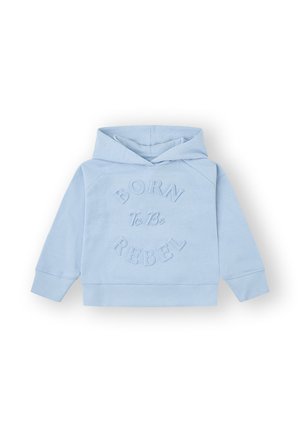 Sudadera para niño pequeño en azul claro con un eslogan en relieve en la parte frontal que dice "Nacido para ser rebelde" y mangas largas.