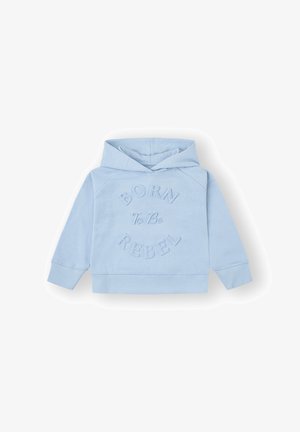 Sudadera para niño pequeño en azul claro con un eslogan en relieve en la parte frontal que dice "Nacido para ser rebelde" y mangas largas.