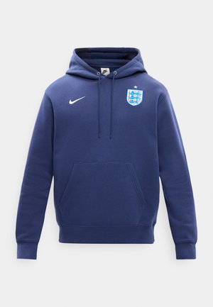 Granatowa bluza z kapturem z przednią kieszenią, białe logo Nike po prawej stronie klatki piersiowej oraz herb piłkarski Anglii z jedną gwiazdką po lewej stronie klatki piersiowej.