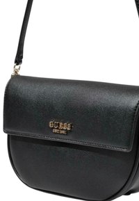 Borsa a tracolla nera in ecopelle con logo in tono oro e chiusura a calamita. Presenta una tracolla piatta e una forma rotonda.
