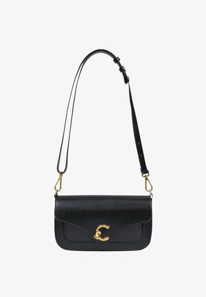 Sort læderhåndtaske med en glat tekstur, guldfarvet beslag og en C-formet lukning. Har en lang justerbar rem og et slankt design.