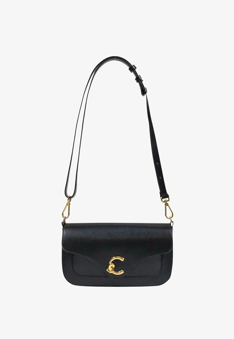 Borsa a mano in pelle nera con una texture liscia, ferrature dorate e una chiusura a forma di C. Caratterizzata da una tracolla lunga regolabile e un design elegante.