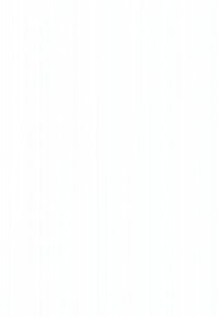 Dvi moterys sėdi lauko kavinės stalelyje, šypsosi ir laiko išsinešimui skirtus kavos puodelius, fone matosi neryški kavinė ir gatvė.