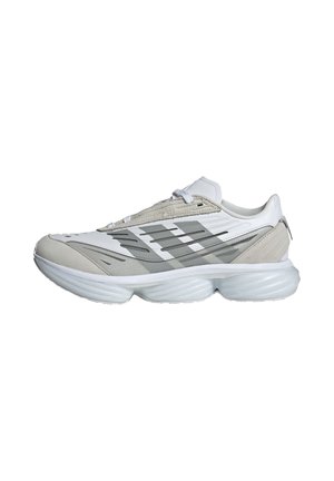 Biało-szary sportowy sneaker z wielowarstwową syntetyczną i siateczkową cholewką, grubą amortyzowaną podeszwą oraz wiązaniem na sznurówki, pokazany z boku.