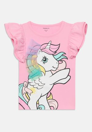 Camiseta de manga corta rosa con mangas de volantes, que presenta un gráfico de unicornio con una melena multicolor y un acento de tul en el lateral.
