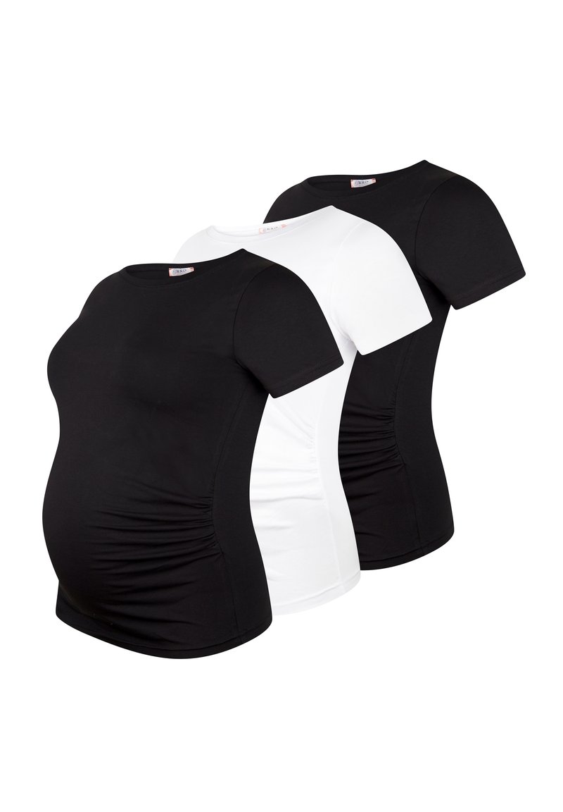 Drie zwangerschaps T-shirts in zwart en wit, met korte mouwen, ronde hals en zijruchering voor comfort en extra rek.