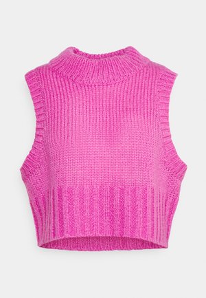 Lys pink strikket ærmeløs crop top med høj ribstrikket halsudskæring og tekstureret ribstrikket kant mod en hvid baggrund.