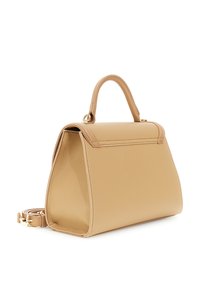 Borsa a tracolla in pelle beige con forma strutturata, superficie testurizzata, manico superiore e tracolla rimovibile. Include dettagli in metallo dorato.