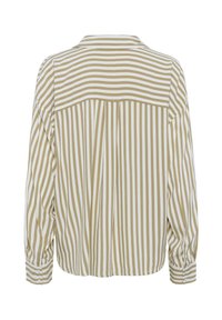 Blusa a rayas en beige y blanco; cuenta con mangas largas, puños con botón, yugo trasero, y un corte holgado con rayas verticales.