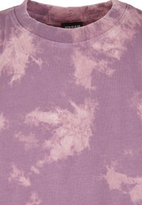 Gaiši violets sporta krekls ar tīruztīpu modeļa ar tumšāku un gaišāku vērpjumu. Ribota kakla izgriezums, mīksta tekstūra un ikdienišķs dizains.
