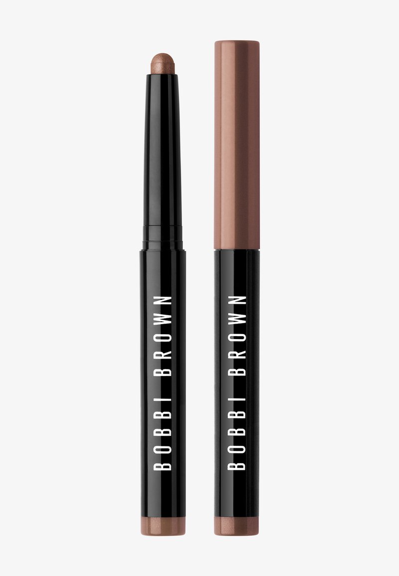 Bobbi Brown lippenpotloodset met een zwarte verpakking met witte branding. Aan de ene kant bevindt zich een bruine potlood met een ronde punt; een gladde afwerking.